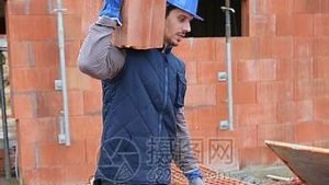 泥瓦工vps(泥瓦工一家3口半月挣4万引热议)-百变无痕